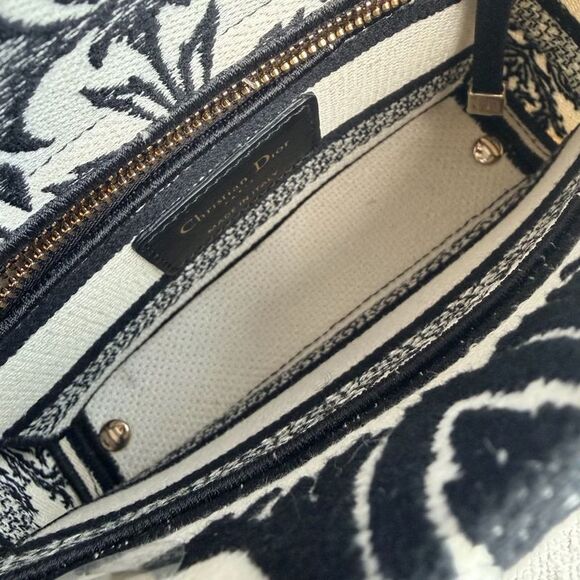 Dior Women Pre-Loved Bag Very Good Condition - Picture 7 of 9